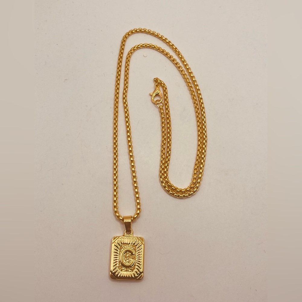 Gold plated unisex necklace letter C design - Picture 3 of 5